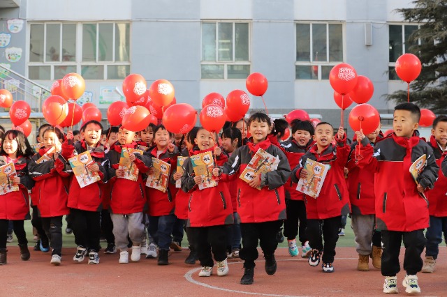 01——2月19日，甘肅省平?jīng)鍪嗅轻紖^(qū)西大街小學(xué)教育集團(tuán)，學(xué)生們領(lǐng)取到新課本后在校園里高興地奔跑。.JPG