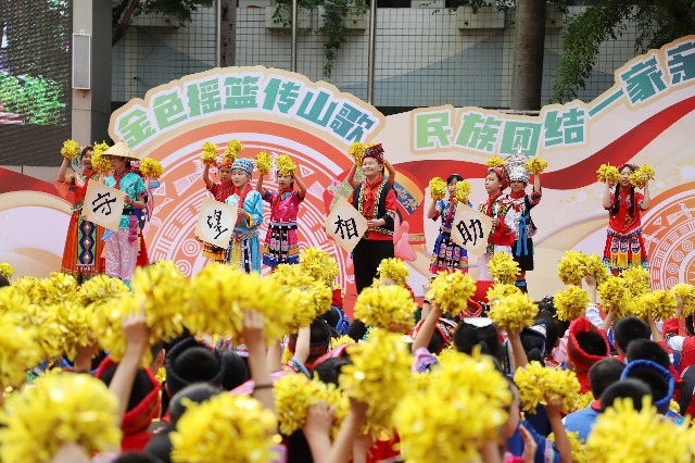 12共同祈愿各民族團結(jié)幸福.JPG