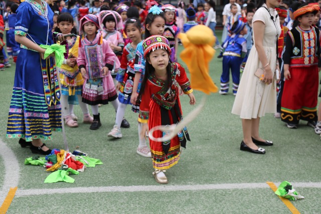 南寧市星湖小學一、二年級的學生開展了壯族競技項目“背簍繡球”.JPG