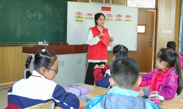 寧波衛(wèi)生職業(yè)技術(shù)學(xué)院“張人亞精神尋訪團(tuán)”宣講團(tuán)成員走進(jìn)惠風(fēng)書院宣講 學(xué)校供圖.jpg