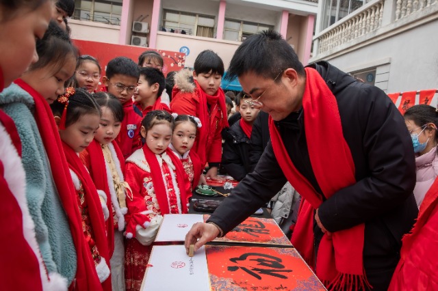 慈溪學(xué)子學(xué)寫福字 慈溪市教育局供圖.jpg