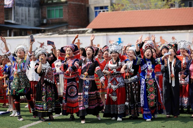 圖1：4月9日，在廣西柳州市融安縣實(shí)驗(yàn)小學(xué)校園，師生們?cè)谶M(jìn)行山歌對(duì)唱。（譚凱興 攝）.JPG