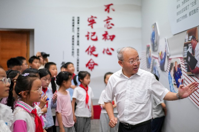 學(xué)生們與“時代楷?！卞X海軍互動 慈溪市學(xué)生成長指導(dǎo)中心供圖.jpg