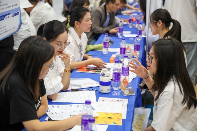 寧波市民營(yíng)企業(yè)在甬高校畢業(yè)生專場(chǎng)招聘會(huì)現(xiàn)場(chǎng)  寧波市教育局供圖.jpg